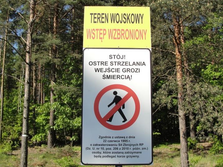 Tablica informująca o zakazie wstępu na teren poligonu (fot. Przemysław Krawczyk)